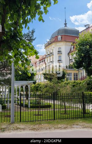 Blick auf einen Teil des Grand Hotels in Sopot von der Parkseite. Sonniger Sommermorgen an der Ostsee. Urlaub in Europa, Polen, Pommern, Sopot. Stockfoto