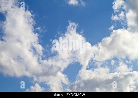 Blauer Himmel, Wolken und Tapeten in der Natur mit Hintergrund für Standort, Banner und natürliche Umgebung im Sommer. Klima, Skyline oder Morgenlandschaft Stockfoto