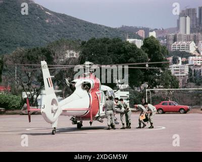 Die Auszubildenden steigen an Bord eines Aerospatiale Dauphin Hubschraubers, der von der Hongkonger Regierung der Flugdienste betrieben wird, und sind bereit für den Start an der Polizeischule in Hongkong 1984 Stockfoto