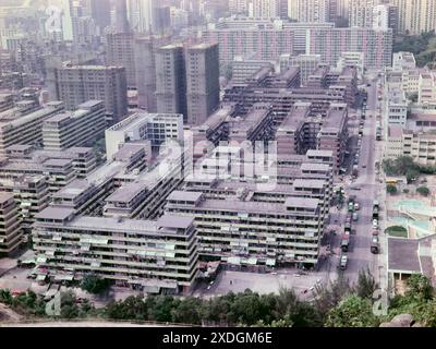 LEI Cheng UK Public Housing Estate im Jahr 1984. Dies sind die ursprünglichen H-förmigen Blöcke, die in den 1950er Jahren gebaut wurden Block 19, der der Kamera am nächsten ist. Sieben Stockwerke hoch, keine Aufzüge. Auf der rechten Seite befindet sich die Kwong Lee Road, mit einem Teil des öffentlichen Schwimmbades Lei Cheng UK unten rechts auf dem Foto. Bezirk: Shui Po, Kowloon, Hongkong. Diese Blöcke wurden Ende der 1980er Jahre abgerissen (und durch höhere, bessere Blöcke ersetzt). Stockfoto