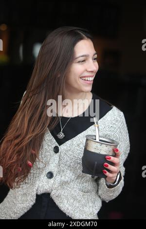 Porträt einer jungen, fröhlichen latino-Frau, die Yerba Mate trinkt Stockfoto