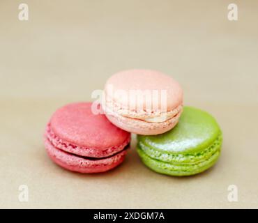 Dessert, Makronen und Stapel französischer Süßigkeiten mit Farben, Delikatessen und Leckereien auf Studiohintergrund. Gebackene Süßigkeiten, Luxus und verschiedene Geschmacksrichtungen Stockfoto