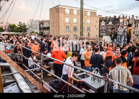 Rotterdam, Niederlande. Juni 2024. Niederländische Fans treffen sich am 21. Juni 2024 auf der Station Bergweg in Rotterdam, Niederlande, um das UEFA Euro 2024-Fußballspiel Gruppe D zwischen Niederlande und Frankreich zu sehen. (Foto: Mouneb Taim/INA Photo Agency/SIPA USA) Credit: SIPA USA/Alamy Live News Stockfoto