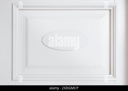 Modell eines leeren weißen Zimmers, das an Einem hölzernen Türrahmen hängt Stockfoto