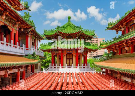 Kaohsiung, Taiwan - 30. April 2019: Farbenfroher Blick auf den Sanfeng-Tempel, dekoriert mit traditionellen chinesischen roten Laternen. Stockfoto