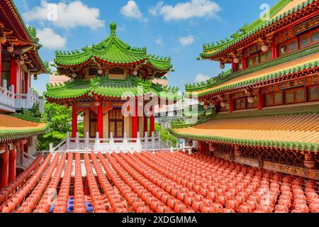 Kaohsiung, Taiwan - 30. April 2019: Farbenfroher Blick auf den Sanfeng-Tempel, dekoriert mit traditionellen chinesischen roten Laternen. Stockfoto