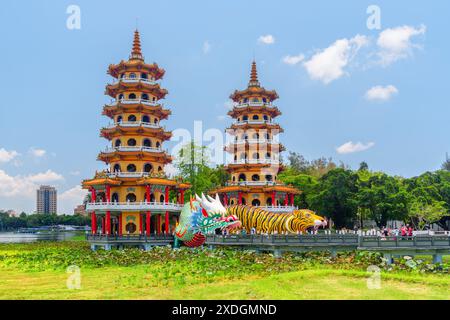 Kaohsiung, Taiwan - 30. April 2019: Fantastischer Blick auf die Drachen- und Tigerpagoden am Lotus Lake. Der Tempel ist eine beliebte Touristenattraktion Asiens. Stockfoto