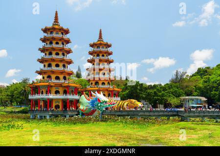 Kaohsiung, Taiwan - 30. April 2019: Fantastischer Blick auf die Drachen- und Tigerpagoden am Lotus Lake. Der Tempel ist eine beliebte Touristenattraktion Asiens. Stockfoto