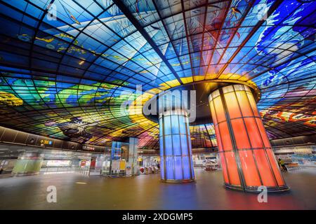 Kaohsiung, Taiwan - 1. Mai 2019: Wunderschöner farbenfroher Innenblick auf die Formosa Boulevard Station des Kaohsiung MRT-Systems in der Innenstadt. Stockfoto