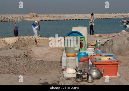 Alexandria, Ägypten. Dezember 2022. Informelles Geschäft, das Tee und Kaffee im Breakwater Construction verkauft, Alexandria, Ägypten. Alexandria, die zweitgrößte Stadt in der nördlichen Delta-Region Ägyptens, ist aufgrund des steigenden Meeresspiegels vom Untergang bedroht. (Foto: John Wreford/SOPA Images/SIPA USA) Credit: SIPA USA/Alamy Live News Stockfoto