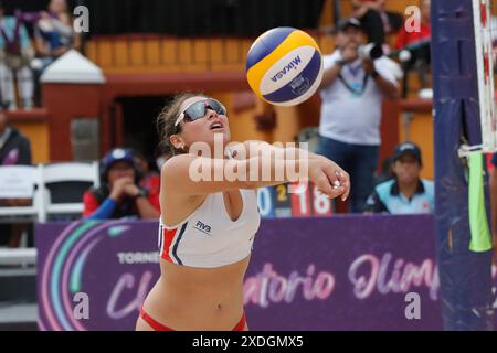 22. Juni 2024, Tlaxcala, Ciudad de Mexico, Mexiko: Ximena NuÃ±EZ Nummer 1 des Teams Costa Rica tritt im Viertelfinale der Frauen des NORCECA 2024 Beach Volleyball Olympic Qualification Turnier gegen das Team Mexiko an. Team Mexiko besiegt Team Costa Rica mit 2 Sätzen zu 0. Am 22. Juni 2024 in Tlaxcala, Mexiko. (Kreditbild: © Essene Hernandez/OKULARIS via ZUMA Press Wire) NUR REDAKTIONELLE VERWENDUNG! Nicht für kommerzielle ZWECKE! Stockfoto