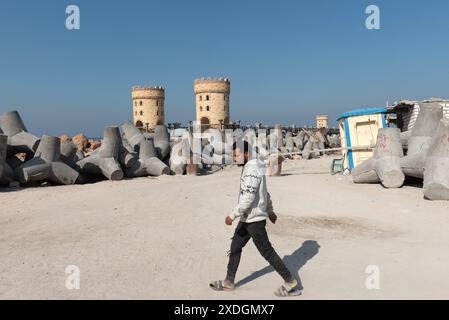 Alexandria, Ägypten. Dezember 2022. Ein junger ägyptischer Mann, der an der Baustelle vorbeifährt, Alexandria, an der Küste, Ägypten. Alexandria, die zweitgrößte Stadt in der nördlichen Delta-Region Ägyptens, ist aufgrund des steigenden Meeresspiegels vom Untergang bedroht. (Foto: John Wreford/SOPA Images/SIPA USA) Credit: SIPA USA/Alamy Live News Stockfoto