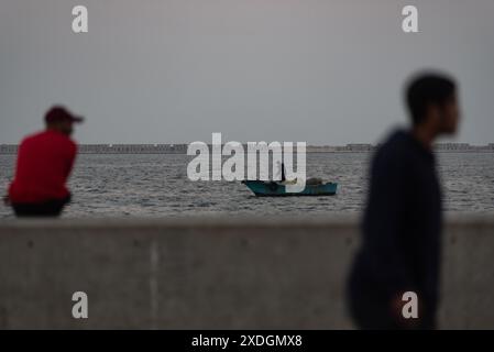 Alexandria, Ägypten. Dezember 2022. Ein einsamer Fischer zwischen den Wellenbrechern des Hafens von Alexandria, Ägypten. Alexandria, die zweitgrößte Stadt in der nördlichen Delta-Region Ägyptens, ist aufgrund des steigenden Meeresspiegels vom Untergang bedroht. (Foto: John Wreford/SOPA Images/SIPA USA) Credit: SIPA USA/Alamy Live News Stockfoto