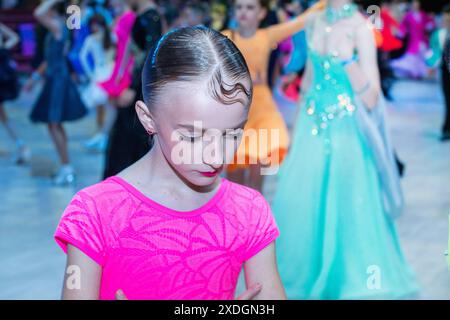 Ein Mädchen mit einem Haar tanzt vor einem Turnier im Ballsaal, beim Sporttanzen bei einem Turnier Stockfoto