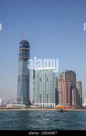 Wolkenkratzer im Kowloon Gebiet in Hongkong. Hong Kong hs ist aufgrund der massiven Bauten wie diesen eines der dichtesten städtischen Gebiete der Welt Stockfoto