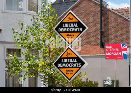 Schild, das die Unterstützung für die Liberaldemokraten neben einem Labour-Schild vor den Kommunal- und nationalen Wahlen auf einer Wohnstraße in Großbritannien zeigt Stockfoto