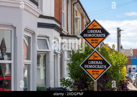 Schilder, die die Unterstützung der Liberaldemokraten im Vorfeld der Kommunal- und nationalen Wahlen in einer Wohnstraße in Großbritannien zeigen. Stockfoto