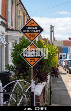 Schilder, die die Unterstützung der Liberaldemokraten im Vorfeld der Kommunal- und nationalen Wahlen in einer Wohnstraße in Großbritannien zeigen. Stockfoto