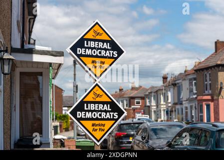 Schilder, die die Unterstützung der Liberaldemokraten im Vorfeld der Kommunal- und nationalen Wahlen in einer Wohnstraße in Großbritannien zeigen. Stockfoto