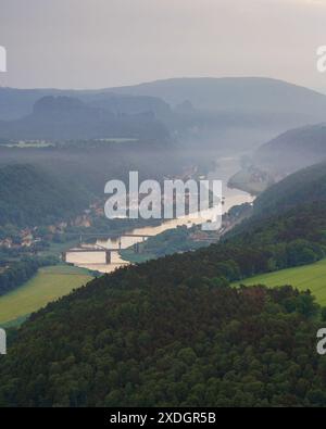 Luftaufnahme von Bad Schandau in der Sächsischen Schweiz am frühen nebeligen Morgen, Carolabrücke Brücke auf der Elbe, Sandsteinfelsen und Berge Stockfoto