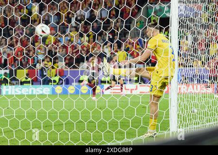 Köln, Deutschland. Juni 2024. Der rumänische Radu Dragusin reagierte beim Gruppenspiel der UEFA Euro 2024 zwischen Belgien und Rumänien in Köln am 22. Juni 2024. Quelle: Meng Dingbo/Xinhua/Alamy Live News Stockfoto