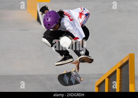 Budapest, Ungarn. Juni 2024. Cui Chenxi aus China tritt am 22. Juni 2024 im Halbfinale der Frauen im Skateboarden an der Olympischen Qualifikationsserie Budapest in Budapest, Ungarn, an. Quelle: Attila Volgyi/Xinhua/Alamy Live News Stockfoto