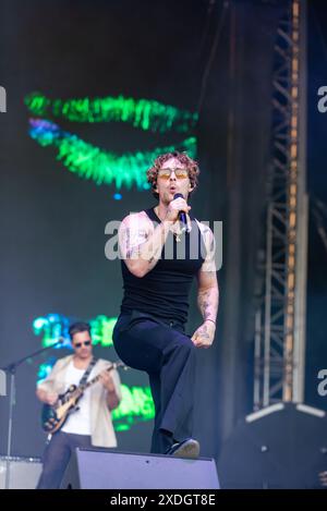 Prag, Tschechische Republik. Juni 2024. Der britische Sänger und Songwriter Tom Grennan tritt am letzten Tag des Open-Air-Sommermusikfestivals Metronome Prague 2024 live auf der Bühne auf. Quelle: SOPA Images Limited/Alamy Live News Stockfoto