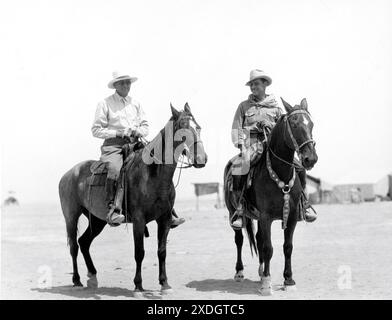 Regisseur HENRY KING und RONALD COLMAN am Drehort Candid in the Nevada Desert während der Dreharbeiten zum GEWINN VON BARBARA WORTH 1926 Regisseur HENRY KING Roman Harold Bell Wright The Samuel Goldwyn Company / United Artists Stockfoto