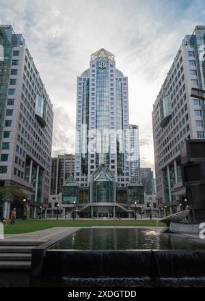 Eine vertikale Aufnahme des Metro Hall Building und der ewigen Flamme in der Metro Hall am Tag in Toronto, Ontario, Kanada Stockfoto