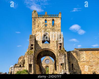 Jedburgh Abbey, Scottish Borders, Schottland, Vereinigtes Königreich, von außerhalb des Geländes. Wunderschöner tiefblauer Himmel. Stockfoto