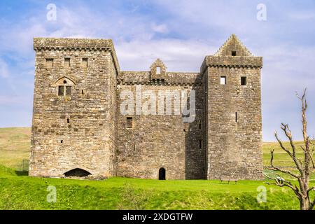 12. Mai 2024: Hermitage Castle, Scottish Borders, Schottland, Vereinigtes Königreich - von außerhalb des Geländes. Sie stammt aus dem 13. Und 15. Jahrhundert. Stockfoto