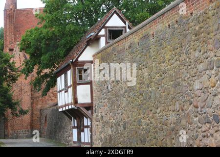 Blick am Sonnabend 22.06.2024 in der vier-Tore-Stadt Neubrandenburg Mecklenburgische Seenplatte auf das Wiekhaus Nr. 55. Die historischen Gebäude in der Stadtmauer prägen seit Jahrhunderten das Stadtbild. So hatte in den zurückliegenden Jahren auch die Zeit ihre Spuren an den Bauwerken hinterlassen. Infolge hat die Stadt immer wieder große Anstrengungen unternommen, um die Zeitzeugen zu erhalten. Nach dem Jahr 2022 die Sanierung am Wiekhaus Nr. 13 abgeschlossen wurde steht nun die Modernisierung des Wiekhauses 55 an. Dazu liegt bei der Stadt seit Frühjahr 2024 ein Zuwendungsbescheid des Min Stockfoto