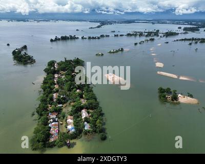 Sylhet. Juni 2024. Ein Foto der Drohne vom 22. Juni 2024 zeigt einen Blick auf ein überflutetes Gebiet in der Region Sylhet, Bangladesch. Die Überschwemmungen in Teilen von Bangladeschs nordöstlicher Sylhet-Region, die durch das Ansturmen von flussaufwärts gerichteten Gewässern in Verbindung mit starken Regenfällen verursacht wurden, haben Millionen von Menschen getroffen und Zehntausende vertrieben. Quelle: Xinhua/Alamy Live News Stockfoto