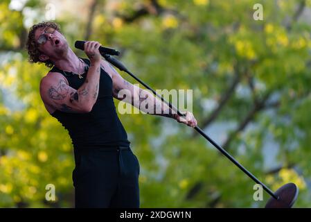 Prag, Tschechische Republik. Juni 2024. Der britische Sänger und Songwriter Tom Grennan tritt am letzten Tag des Open-Air-Sommermusikfestivals Metronome Prague 2024 live auf der Bühne auf. (Foto: Tomas Tkacik/SOPA Images/SIPA USA) Credit: SIPA USA/Alamy Live News Stockfoto