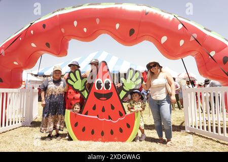 Los Angeles, USA. Juni 2024. Während des California Watermelon Festivals 2024 in Los Angeles, Kalifornien, USA, am 22. Juni 2024 posieren die Menschen für Fotos. Quelle: Zeng Hui/Xinhua/Alamy Live News Stockfoto
