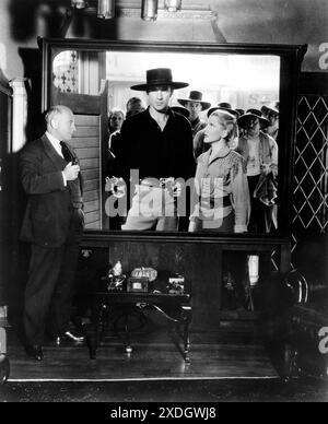 CECIL B. DeMille zu Hause in seinem Privatkino mit GARY COOPER als Wild Bill Hickok und JEAN ARTHUR als Calamity Jane in THE PLAINSMAN 1936 Regisseur CECIL B. DeMille Paramount Pictures Stockfoto
