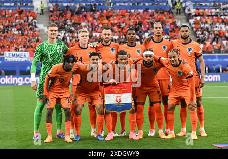 Leipzig, Deutschland. Juni 2024. Fußball: Europameisterschaft, Niederlande - Frankreich, Vorrunde, Gruppe D, Spieltag 2, Stadion Leipzig. Das niederländische Team mit (von links nach rechts) Torhüter Bart Verbruggen, Jerdy Schouten, Stefan de Vrij, Denzel Dumfries, Virgil Van Dijk, Cody Gakpo, (von links nach rechts) Jeremie Frimpong, Tijjani Reijnders, Nathan Aké, Memphis Depay und Xavi vor Spielbeginn. Quelle: Hendrik Schmidt/dpa/Alamy Live News Stockfoto