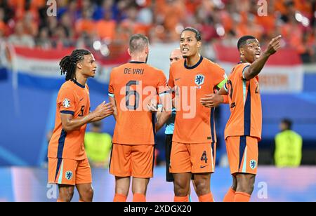 Leipzig, Deutschland. Juni 2024. Fußball: Europameisterschaft, Niederlande - Frankreich, Vorrunde, Gruppe D, Spieltag 2, Stadion Leipzig. Nathan Aké (von links), Stefan de Vrij, Virgil Van Dijk und Denzel Dumfries aus den Niederlanden stehen vor einem Freistoß. Quelle: Hendrik Schmidt/dpa/Alamy Live News Stockfoto