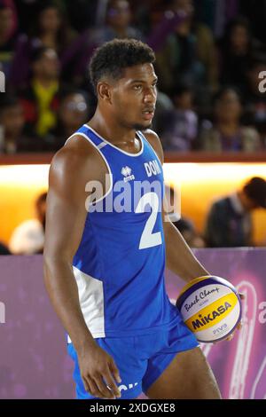 22. Juni 2024, Tlaxcala, Ciudad de Mexico, Mexiko: Oscar Martinez Nr. 2 des Teams Republica Dominicana tritt im Viertelfinalspiel der Männer des NORCECA 2024 Beach Volleyball Olympic Qualification Turnier gegen Team Mexico an. Das Team Mexiko besiegt das Team Republica Dominicana mit 2 Sätzen zu 1. Am 22. Juni 2024 in Tlaxcala, Mexiko. (Kreditbild: © Essene Hernandez/OKULARIS via ZUMA Press Wire) NUR REDAKTIONELLE VERWENDUNG! Nicht für kommerzielle ZWECKE! Stockfoto