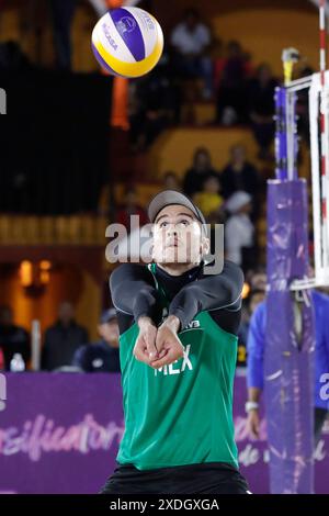 22. Juni 2024, Tlaxcala, Ciudad de Mexico, Mexiko: Ricardo Galindo Nr. 1 des Teams Mexiko tritt im Viertelfinalspiel der Männer des NORCECA 2024 Beach Volleyball Olympic Qualification Turnier gegen Team RepÃºblica Dominicana an. Das Team Mexiko besiegt das Team Republica Dominicana mit 2 Sätzen zu 1. Am 22. Juni 2024 in Tlaxcala, Mexiko. (Kreditbild: © Essene Hernandez/OKULARIS via ZUMA Press Wire) NUR REDAKTIONELLE VERWENDUNG! Nicht für kommerzielle ZWECKE! Stockfoto