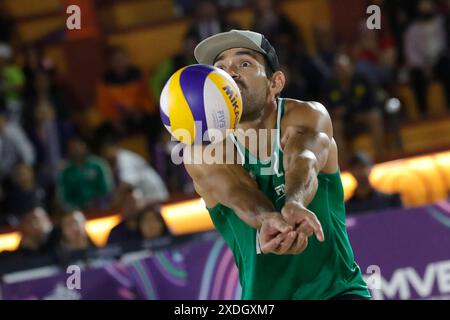 22. Juni 2024, Tlaxcala, Ciudad de Mexico, Mexiko: Juan Virgen Nummer 2 des Teams Mexiko tritt im Viertelfinale der Männer des NORCECA 2024 Beach Volleyball Olympic Qualification Turnier gegen Team RepÃºblica Dominicana an. Das Team Mexiko besiegt das Team Republica Dominicana mit 2 Sätzen zu 1. Am 22. Juni 2024 in Tlaxcala, Mexiko. (Kreditbild: © Essene Hernandez/OKULARIS via ZUMA Press Wire) NUR REDAKTIONELLE VERWENDUNG! Nicht für kommerzielle ZWECKE! Stockfoto