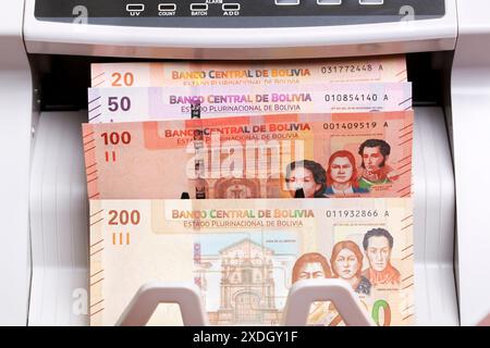 Bolivianisches Geld - boliviano in der Zählmaschine Stockfoto