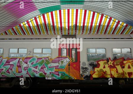 Zug mit Graffiti am Bahnhof in Lüttich Stockfoto