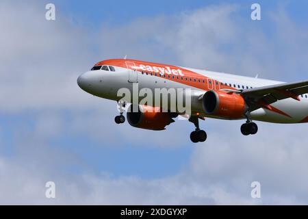 Der vordere Teil eines easyJet-Flugzeugs, das am 22./06/2024 am Flughafen Bristol landet Stockfoto