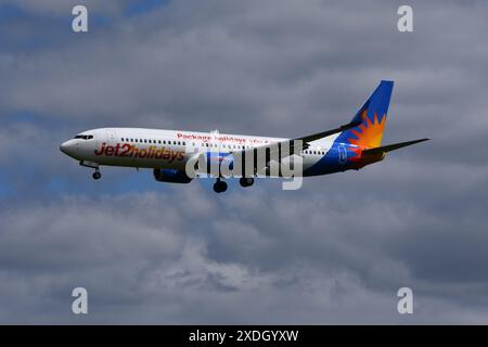 Ein Jet2Holidays Flugzeug (G-JZDC) fährt in Richtung Bristol Airport ab und bringt Urlauber von ihren Reisen zurück. Stockfoto