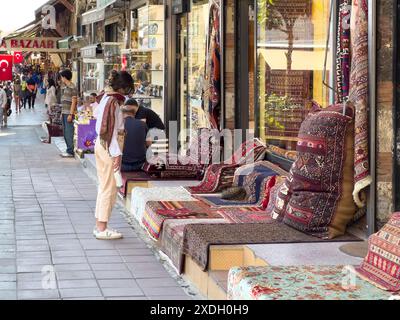 Istanbul, Türkei - 5. Mai 2024: Ein belebter Basar voller traditioneller Teppiche. Stockfoto