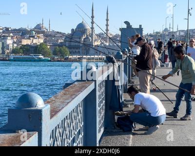 Istanbul, Türkei - 5. Mai 2024: Altehrwürdige Angelschnüre ziehen über den Bosporus von der Galata-Brücke. Stockfoto