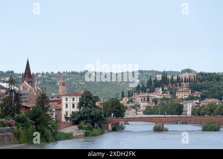 Etsch, romanische Gotik Chiesa di San Fermo Maggiore (Kirche San Fermo Maggiore) aus dem XI. Bis XIV. Jahrhundert, Basilika di Santa Anastasia (Basili Stockfoto