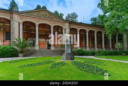 Denkmal von Wilhelm l vor dem Foyer im Kurpark von Baden Baden. Baden Württemberg, Deutschland, Europa Stockfoto