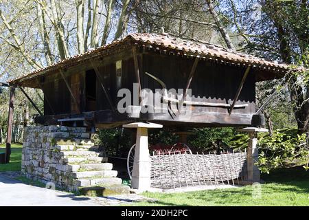 Horreo, ein traditioneller asturischer Speicher aus Holz und Stein, Spanien Stockfoto